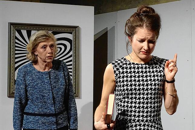Überall Misstrauen: Christel Imhof und Katharina Theurer in dem Krimi Gefährliches Wochenende des Laufenburger Theaters Wiwa.