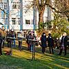 Zum Bürgerdialog im Krankenhausgarten über den geplanten Verkauf der Obstbaumwiese und eine zukünftige Nutzung kommen etwa 70 ...