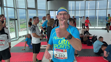 Daumen hoch! Der Villinger Marathonläufer Clemens Hoffkamp nach seinem Zieleinlauf.