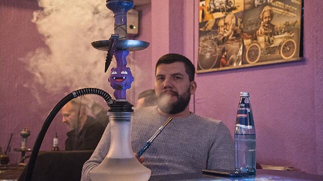 Patrik Engler raucht eine Wasserpfeife in der Shisha-Bar Maghreb in VS-Schwenningen. Diese Bars erfreuen sich seit Jahren wachsender ...