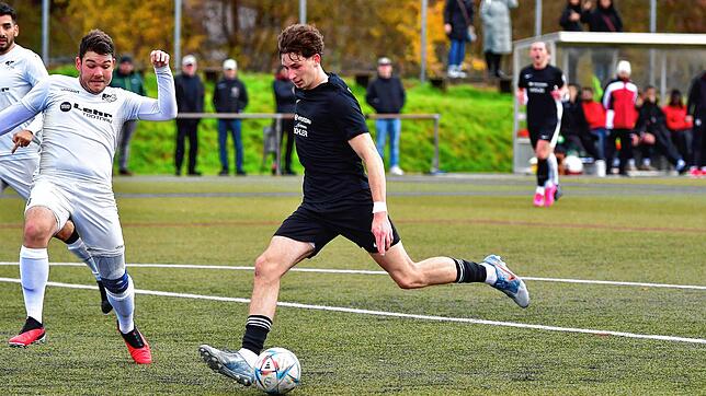 Zug zum Tor: Fabian Behringer kommt zu spät, Kian Andree hat schon abgezogen und erzielt das zweite seiner drei Treffer zum 3:0-Sieg der ...