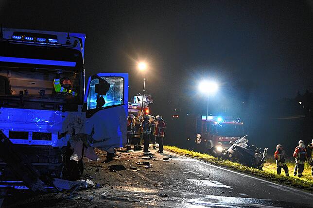 Auch der Lastwagen, mit dem die Frau zusammengestoßen ist, war nach dem Unfall nicht mehr fahrbereit.