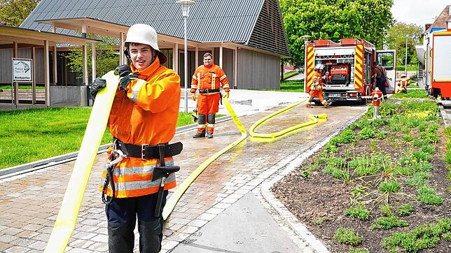 Moritz Leichenauer aus Uttenhofen (vorne, Feuerwehr Tengen) und Danio Vögel aus Stetten (Feuerwehr Engen) zeigen sich bestens ...