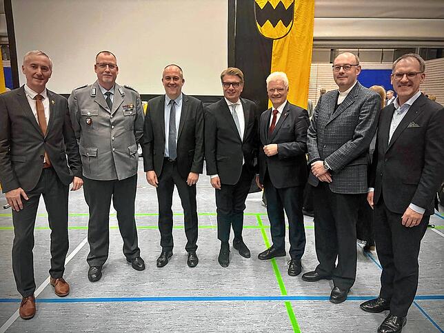 Die Ehrengäste (v.l.): Bürgermeister Ewald Hoffmann, Standortältester Oberst Michael Frick, Bürgermeister Maik Lehn, die ...