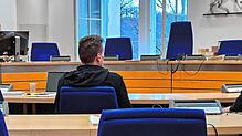Jetzt steht das Urteil fest: Der Angeklagte, der seine Lebensgefährtin mit 25 Messerstichen in Todtnau getötet hat, wird zu einer ...