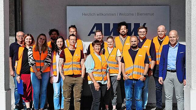 Lehrkräfte vom Hochrhein erhalten Einblicke in moderne Produktionsprozesse und aktuelle Entwicklungen der Aluminiumbranche am Hochrhein. ...