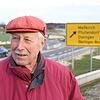 Bruno Kolb begutachtet die Krötenzäune entlang der neuen B 31. Sie leisten ihren guten Dienst, sagt er.