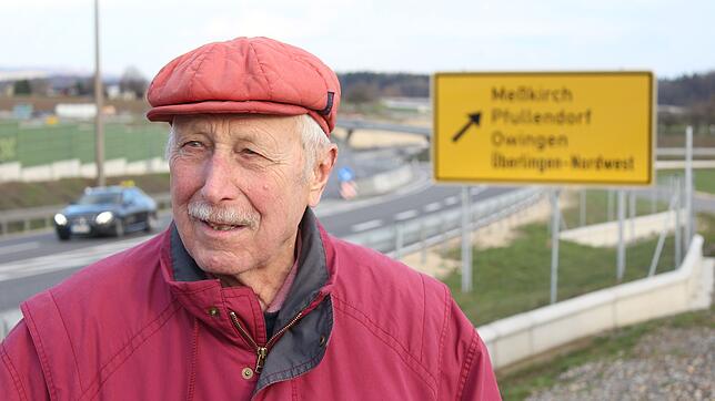 Bruno Kolb begutachtet die Krötenzäune entlang der neuen B 31. Sie leisten ihren guten Dienst, sagt er.