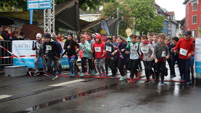 Start zum ersten Staffellauf. Insgesamt nahmen 229 Staffeln à drei Schülern teil.