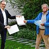 Johannes Kumm übergibt dem Oberbürgermeister die Liste mit Unterschriften
