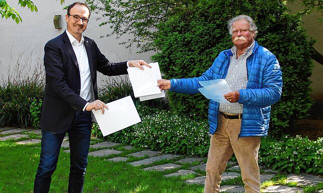 Johannes Kumm übergibt dem Oberbürgermeister die Liste mit Unterschriften