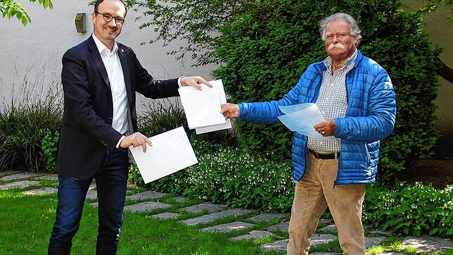 Johannes Kumm übergibt dem Oberbürgermeister die Liste mit Unterschriften