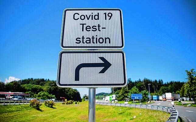 Ein Schild mit der Aufschrift „Covid 19 Teststation“ ist an der Autobahn 8 an der Rastanlage Hochfelln-Nord. Mit Blick auf ...