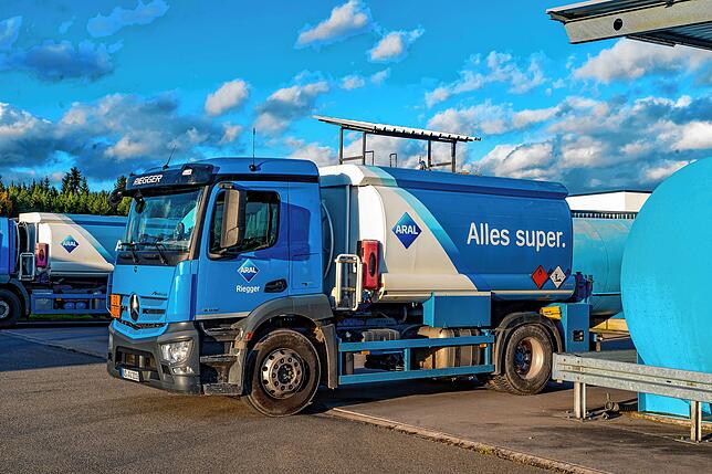 Im Dauereinsatz sind die Tankwagen der Villinger Heizölhandlung Karl Riegger, hier am Tanklager im Industriegebiet Vockenhausen. Die ...
