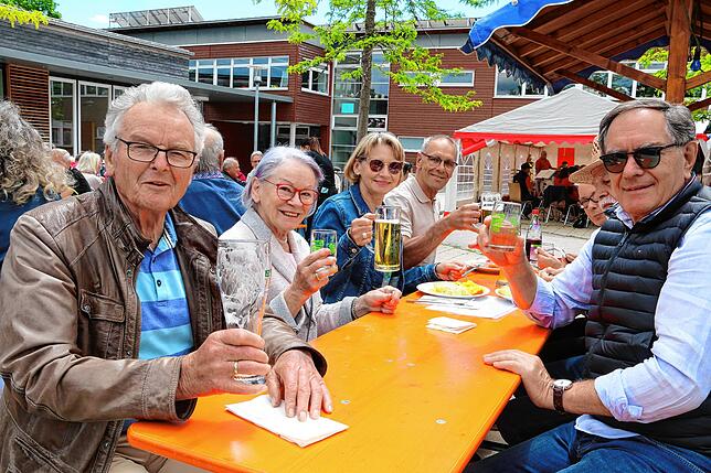 Das Vatertagsfest des Musikvereins Mönchweiler lockt zahlreiche Besucher auf den Pausenhof der Mönchweiler Schule.