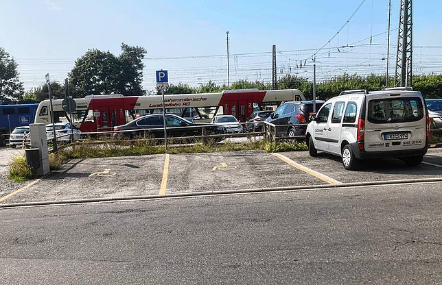Behindertenparkplätze, wie hier beispielsweise am Bahnhof in Radolfzell, sind deutlich breiter. Deshalb ist es zum Beispiel möglich, ...