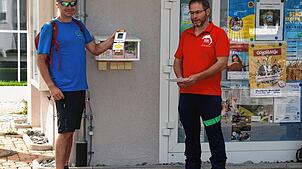 BM Stephan Bücheler (rechts) und Wegewart Matthias Kaiser. Bild: Steinebrunner
