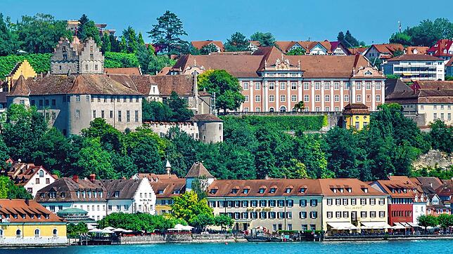 Zwischen Bodensee und Schwarzwald gibt es viele Burgen und Schlösser zu sehen, so wie hier in Meersburg.