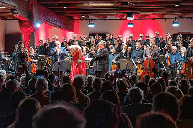 Abschließender Höhepunkt: Langanhaltender Schlussapplaus für die Bodensee Philharmonie, den Sinfonischen Chor sowie (vorne, von links) ...