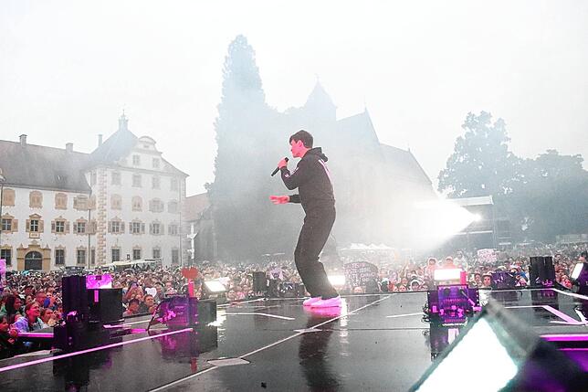 Bild 28: Regenfeste Wincent-Weiss-Fans in Salem