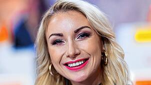 Anna-Carina Woitschack ist von Beruf Sängerin, sie ist aber auch immer wieder in anderer Funktion im Fernsehen zu sehen.