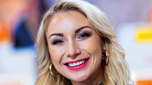 Anna-Carina Woitschack ist von Beruf Sängerin, sie ist aber auch immer wieder in anderer Funktion im Fernsehen zu sehen.