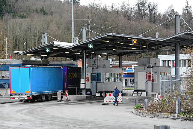 An der Grenze bei Bietingen/Thayngen: Für die meisten Autofahrer ist sie geschlossen, doch Lastwagen dürfen das Nadelöhr passieren. Ihre ...