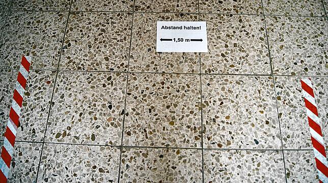 Vor dem Sekretariat, vor den Toiletten und wo es sonst zu Warteschlangen kommen kann, ist der nötige Mindestabstand von 1,50 Metern auf ...