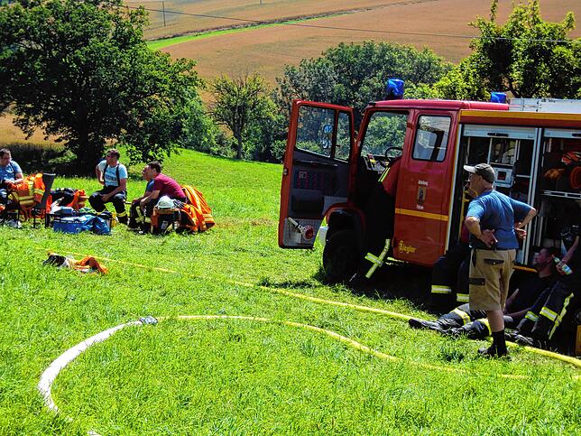 Die Feuerwehrkameraden der Abteilung Fützen halten die ganze Nacht über Brandwache. Immer wieder müssen Glutnester abgelöscht werden. ...