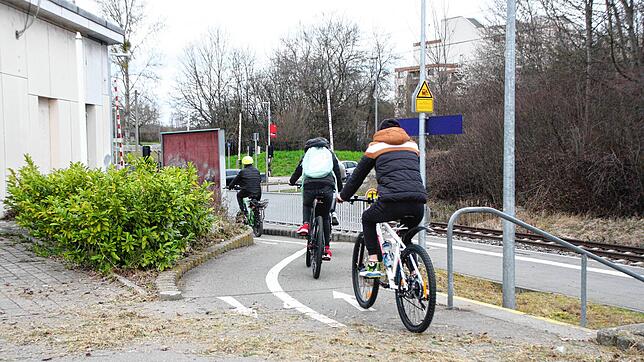 Ein Nadelöhr für Radfahrer: Am Bahnhof Wollmatingen verengt sich der Bodenseeradweg und eine starke Kurve verschärft die Lage. Auf den ...