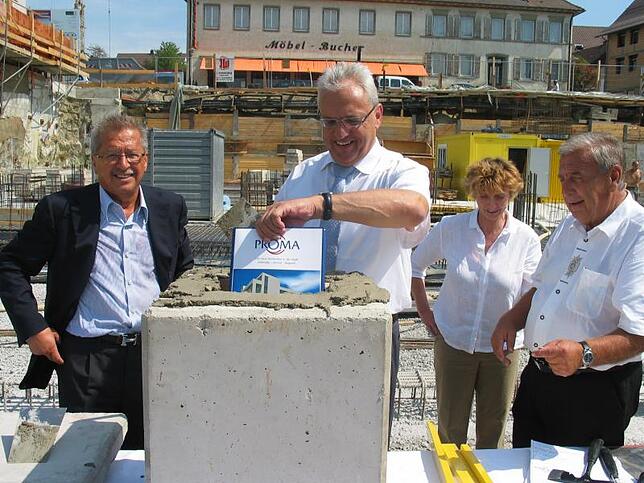 Investor Helmut Scheffknecht, der damalige Bürgermeister Bernd Gerber und Seniorchef Josef Wohlwender vom gleichnamigen Bauunternehmen ...