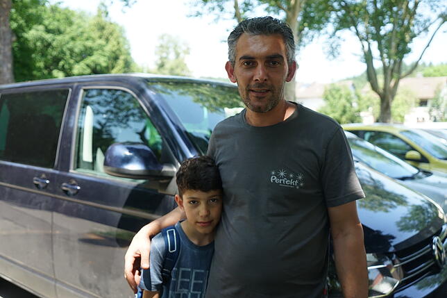 Salvatore Belleci mit seinem Sohn auf dem Parkplatz der Weihermattenschule.