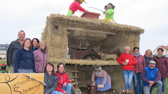 Die Damen vom Turnverein Schwenningen haben mit dem Streich von Max und Moritz das Siegerwerk des Strohparks 2019 geschaffen. ...
