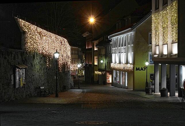 In festlichem Glanz zeigt sich jährlich zur Vorweihnachtszeit die Altstadt von Tiengen. Die Lichterketten und glitzernden Vorhänge ...