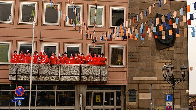Der Vermessungstrupp zeigte sich einfallsreich und platzierte Doppelgänger auf dem Rathausbalkon. So winken diese nun still und erhaben ...