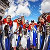 Vorfreude auf die Straßenfastnacht: Die Glonki verkaufen am vergangenen Samstag ihren Narrenspiegel an einem Stand auf dem ...
