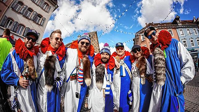Vorfreude auf die Straßenfastnacht: Die Glonki verkaufen am vergangenen Samstag ihren Narrenspiegel an einem Stand auf dem ...
