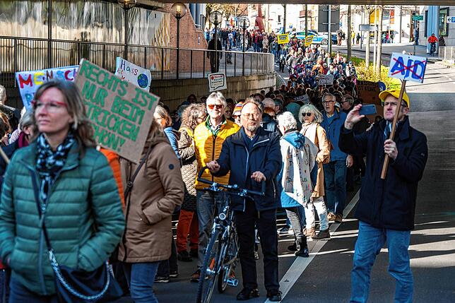 Vom Fridolin-Endraß-Platz ziehen die Demonstranten über die Riedleparkstraße Richtung Adenauerplatz.