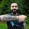 Alles im Blick: Alexander Stocker zeigt das Eulen-Tattoo, das seinen rechten Unterarm ziert.
