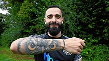 Alles im Blick: Alexander Stocker zeigt das Eulen-Tattoo, das seinen rechten Unterarm ziert.