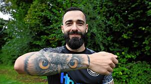 Alles im Blick: Alexander Stocker zeigt das Eulen-Tattoo, das seinen rechten Unterarm ziert.