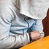 (Archivbild) Der Angeklagte sitzt in Handschellen am ersten Prozesstag, 10. Januar, im Gerichtssaal und zieht seine Kapuze vor Beginn ...