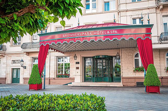Das ist der Eingang von Brenners Park Hotel & Spa. Hier steigen Leute ab, die Luxus und Komfort lieben.