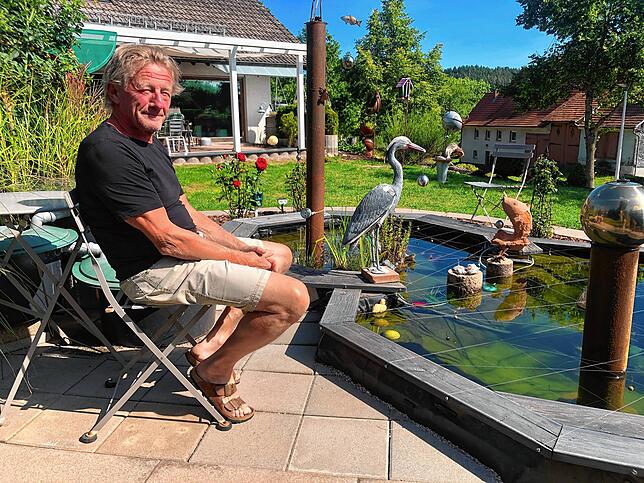 An seinem Teich zu sitzen ist für Herbert Kirner Entspannung und lässt ihn die Krise vergessen.