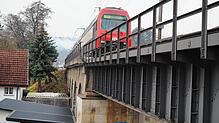 Noch rollen die Züge der SBB einspurig durch Lottstetten (Archivbild). Die SBB plant eine zweite Spur.