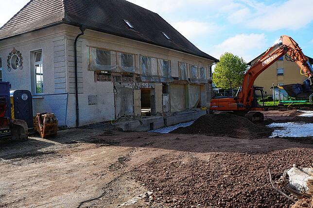 Das denkmalgeschützte Gebäude der Turnhalle Rhina wurde entkernt und der Anbau abgerissen.