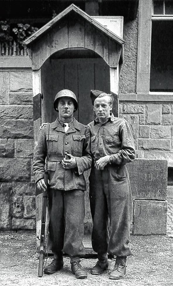 Wachhäuschen mit zwei französischen Soldaten vor der Kommandantur. Sie kontrollierten jeden, der die Schule betreten wollte.