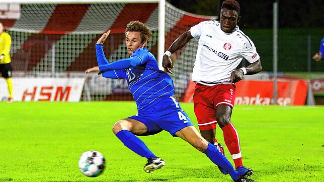 Hier konnte der Radolfzeller Marc Zimmermann (links) dem Pfullendorfer Samuel Peter (rechts) den Ball abnehmen.