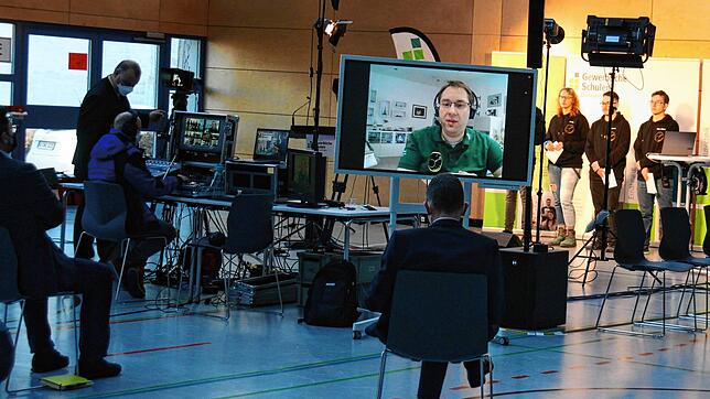Schon 30 Minuten vor der Live-Schalte zur Internationalen Raumstation (ISS) findet in der Sporthalle der Gewerblichen Schulen eine ...