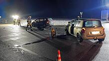 Die Feuerwehr Hüfingen sichert am Samstag, 28. Januar, nach einem Frontalzusammenstoß auf der B31 die Unfallstelle.